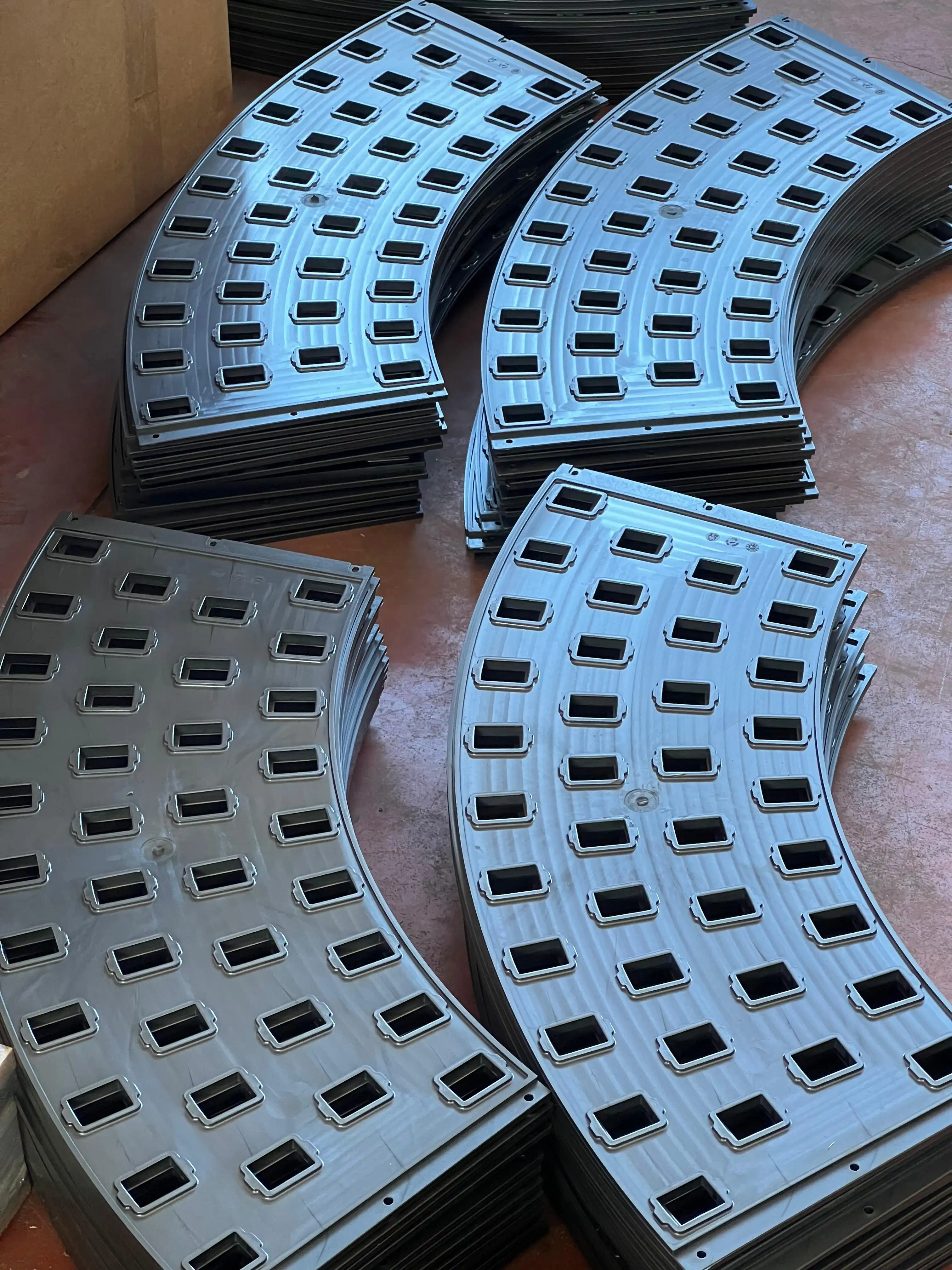 Stampaggio plastico a iniezione - pressa industriale DRG Steel